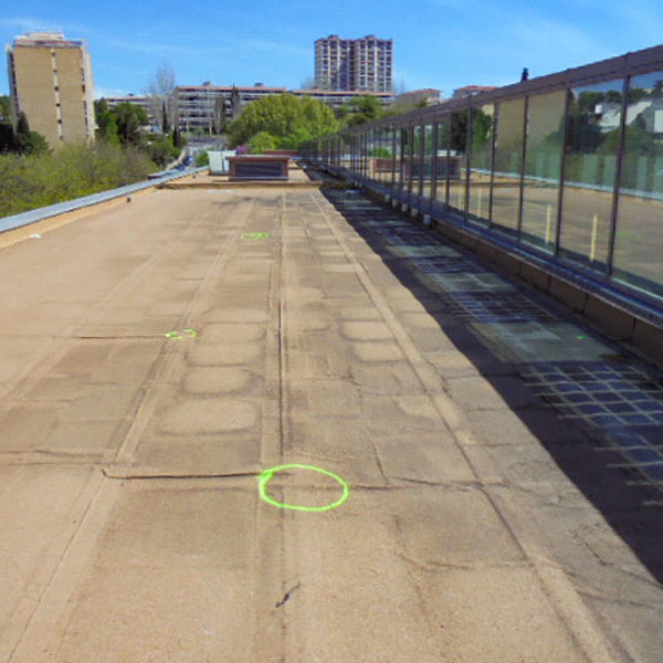 Recherche d'infiltration sur membrane de terrasse d'un collège