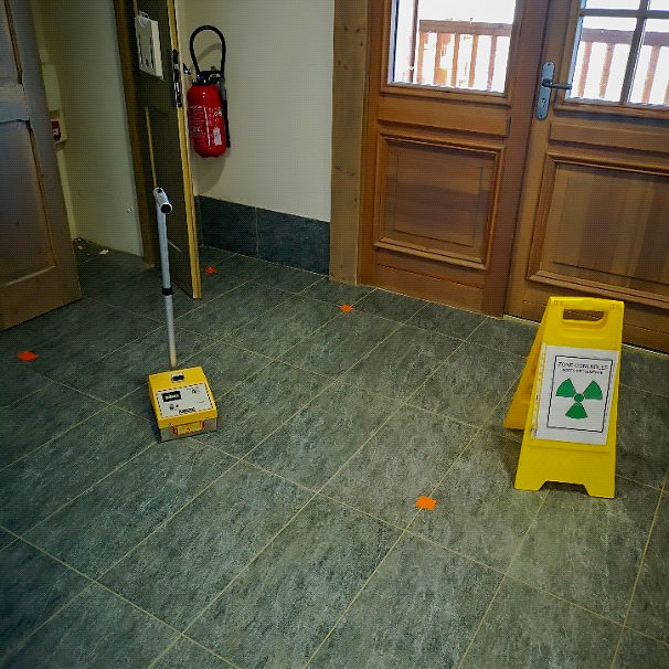 Mesure d'humidité dans le hall d'entrée d'une piscine intérieure