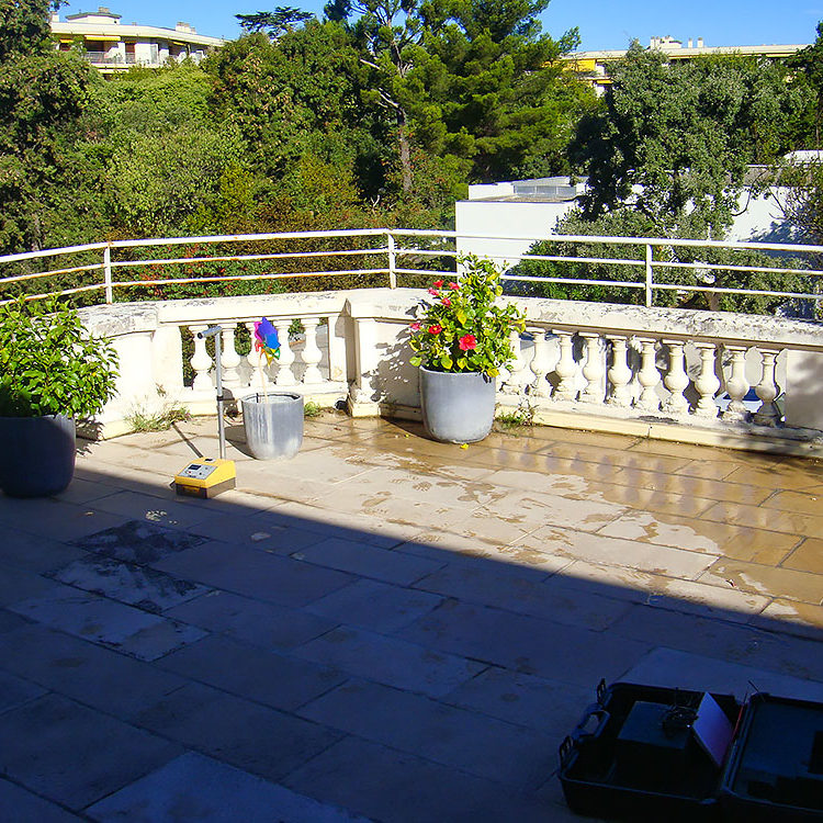 Contrôle d’étanchéité avec aspersion sur terrasse carrelée