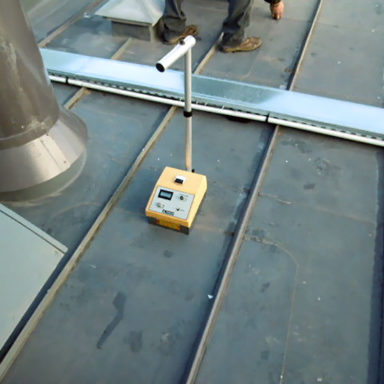 Toiture terrasse SUPER U à MAUBEC (84), membrane PVC avec panneaux photovoltaïques