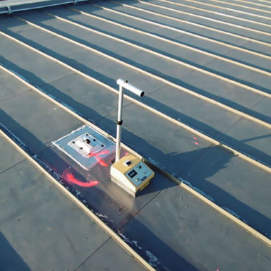 Toiture terrasse SUPER U à MAUBEC (84), membrane PVC avec panneaux photovoltaïques