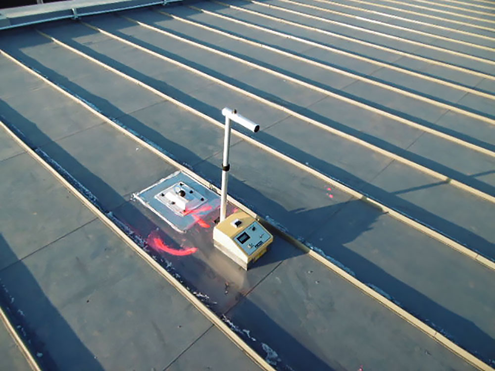 Toiture terrasse SUPER U à MAUBEC (84), membrane PVC avec panneaux photovoltaïques